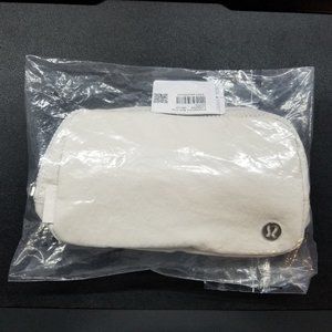 LULULEMON Everywhere Belt Bag White 142152300 Crossbody Fanny pack Classic NEW!